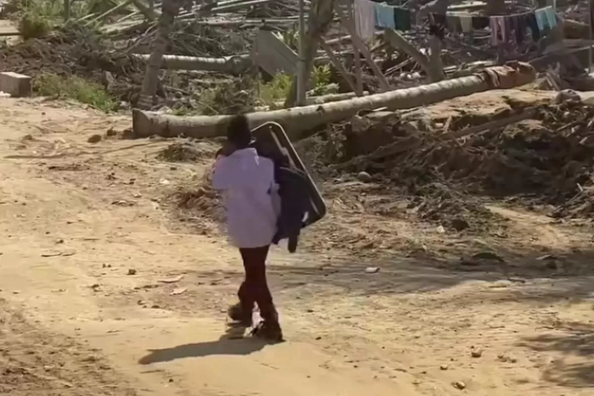 Semangat Anak-anak Desa Sekumur Aceh Tamiang, Bawa Meja Sendiri untuk Belajar di Sekolah - WartaPesona.com (Ruangan Info)