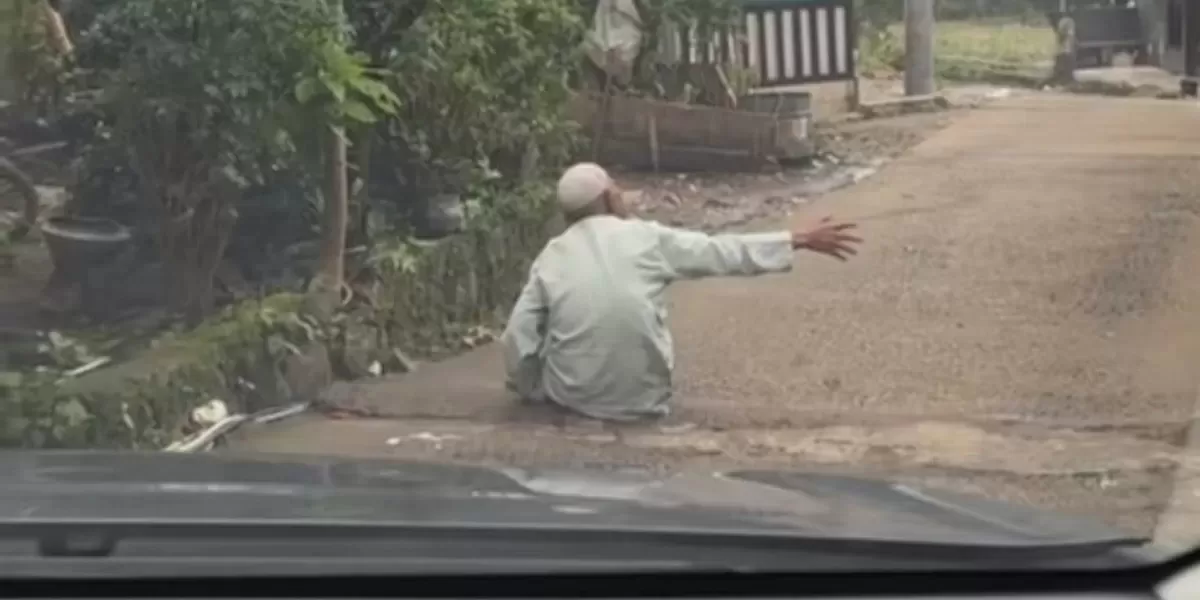 Lansia sering duduk di tengah jalan untuk meminta uang pengguna jalan - WartaPesona.com (Terpantau.com)