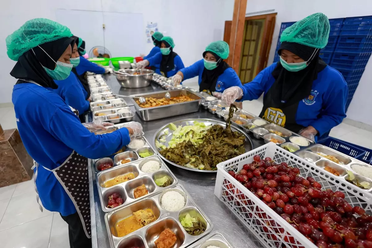 Selain Tetap Jalan di Sekolah, MBG Juga Diklaim Bakal Tetap Dibagikan ke Ibu Hamil hingga Balita Selama Ramadan 2026 - WartaPesona.com (Akurat.co)