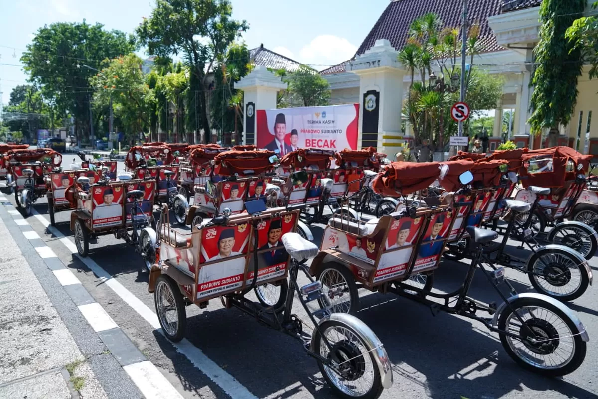 Penarik Becak Lamongan Bersyukur Dapat Becak Listrik : Tidak Perlu Lagi Capek Mengayuh - WartaPesona.com (Promedia)