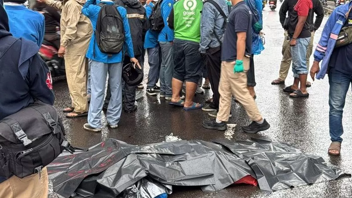 Insiden Kecelakaan Maut yang Dialami Seorang Pelajar di Jaktim, Diduga Terperosok Akibat Jalan Berlubang - WartaPesona.com (detikNews - detikcom)
