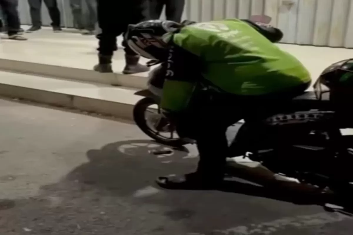 Viral Driver Ojol Batam Meninggal Dunia di Atas Motornya, Diduga Kelelahan Cari Pelanggan - WartaPesona.com (Indotren)