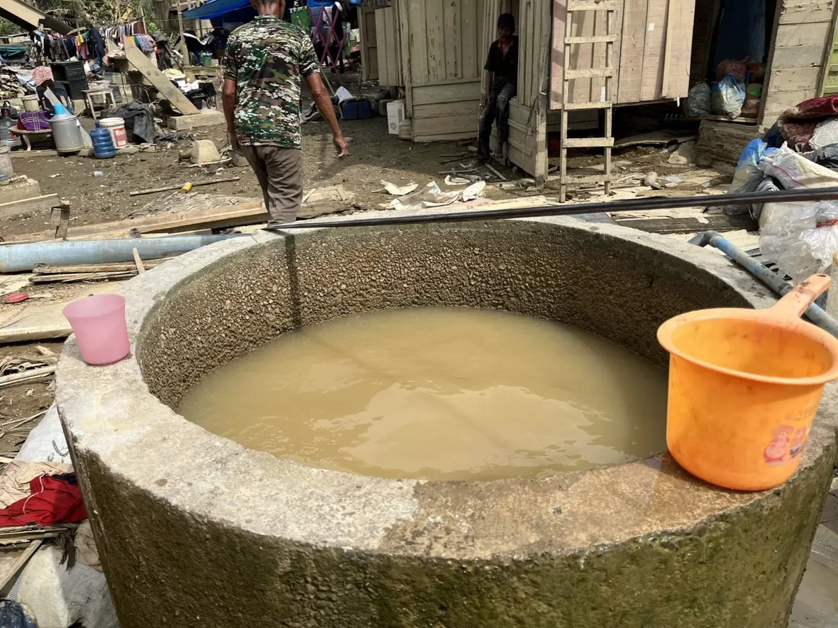Kondisi warga Desa Sulum, Kecamatan Sekerak, Kabupaten Aceh Tamiang masih menggunakan air keruh untuk kebutuhan sehari-hari - WartaPesona.com (MODUS ACEH)