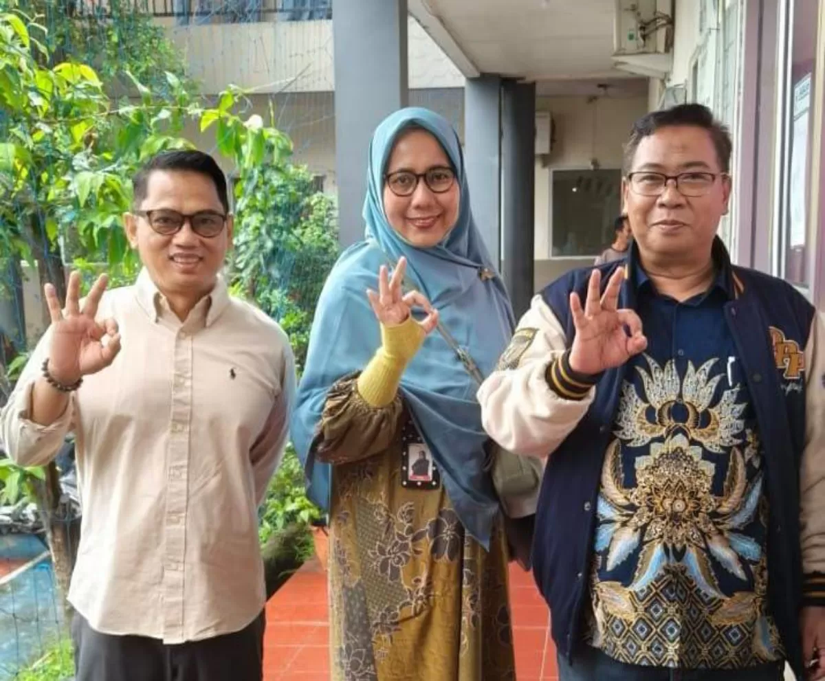 Potret foto bersama Katua Umum OK OCE dengan Pihak Sekolah SMP-SMK Bakti Jaya (Tim OK OCE)