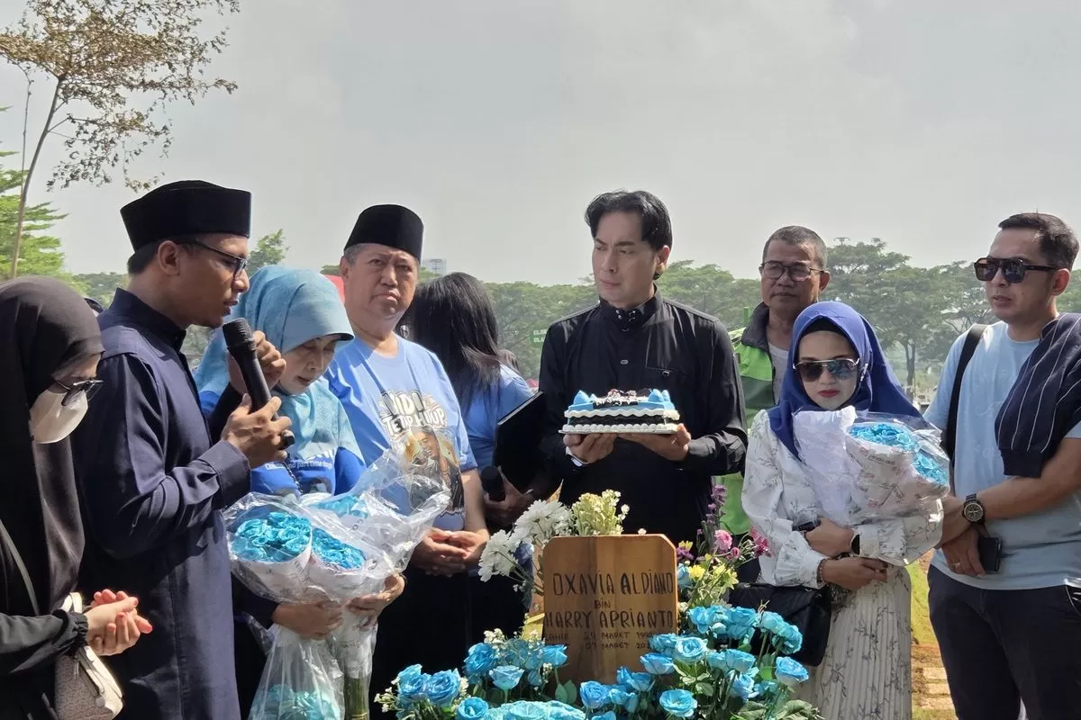 Momen perayaan ulang tahun mendiang Vidi Aldiano oleh sahabat, keluarga, dan penggemar - WartaPesona.com (Kompas Entertainment)