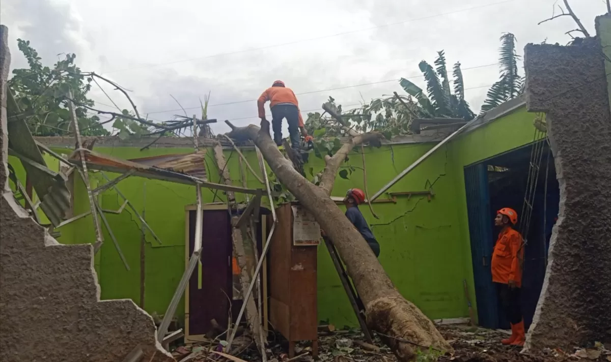 Cikarang Selatan, Kabupaten Bekasi jadi salah satu Kota/Kabupaten di Jawa Barat yang diterjang hujan deras dan angin kencang - WartaPesona.com (Kabupaten Bekasi)