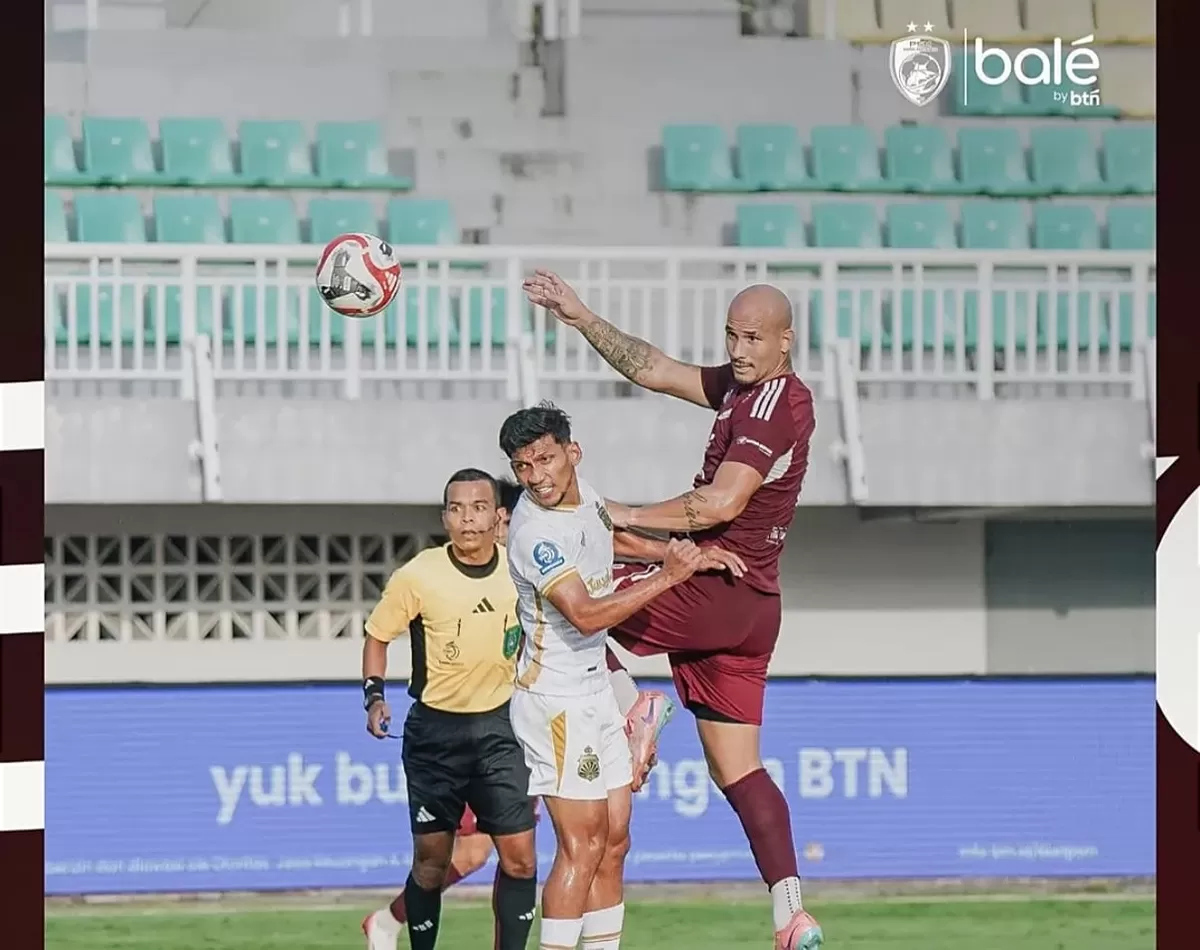 Suasana pertandingan PSM Makassar (merah) melawan Bhayangkara Lampung FC (putih). (Instagram @psm_makassar)