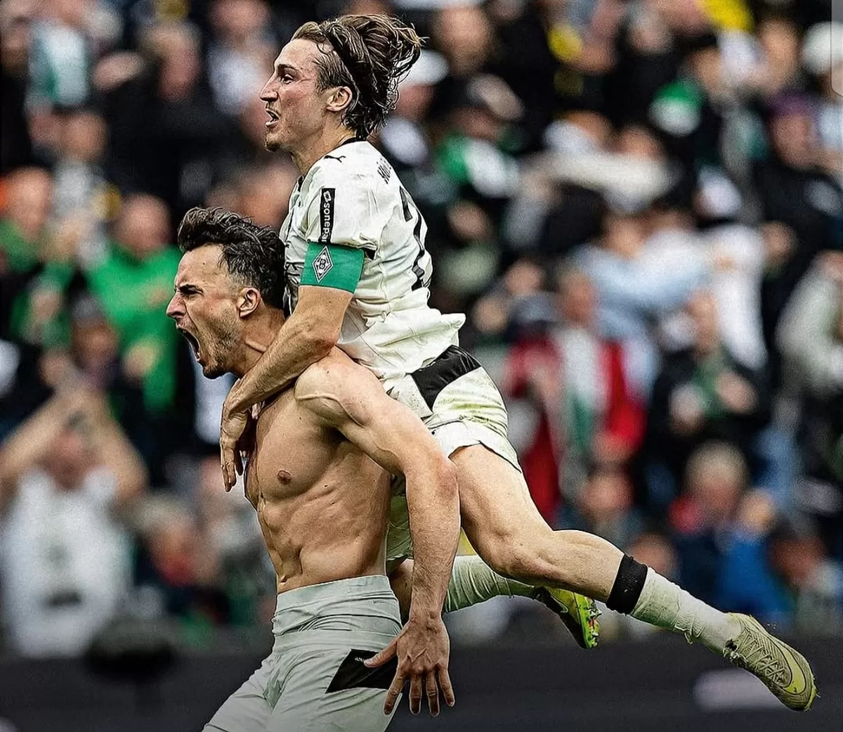 Pemain Borussia Moenchengladbach merayakan gol mereka ke gawang Borussia Dortmund. (Instagram @borussia)