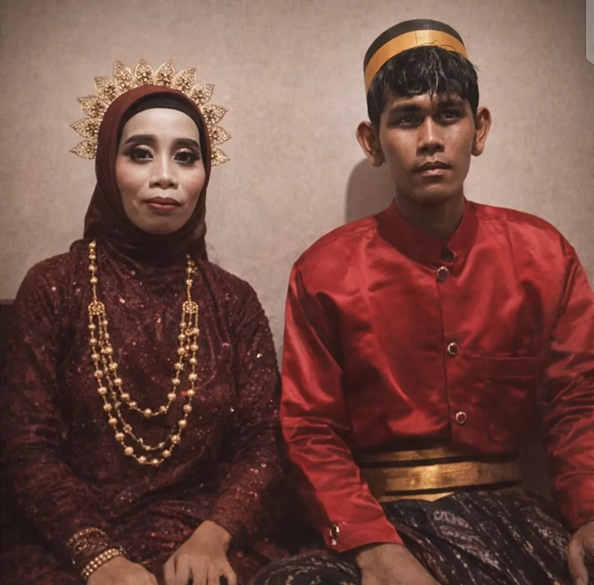 Fina Marfina bersama suaminya yang berusia 24 tahun. (Ilustrasi artificial intelligence Rosadi Jamani) 