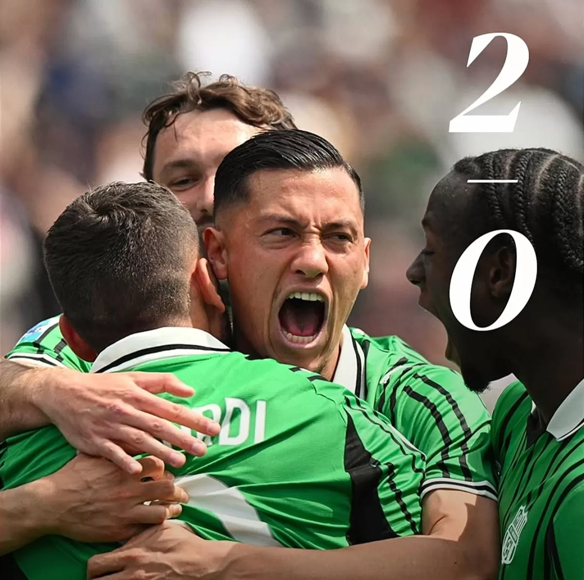 Jay Idzes dan pemain Sassuolo merayakan gol mereka ke gawang AC Milan. (Instagram @sassuolocalcio)