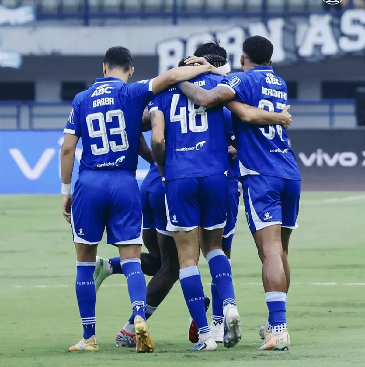 Pemain Persib Bandung merayakan gol mereka ke gawang PSIM Yogyakarta. (Instagram @persib)