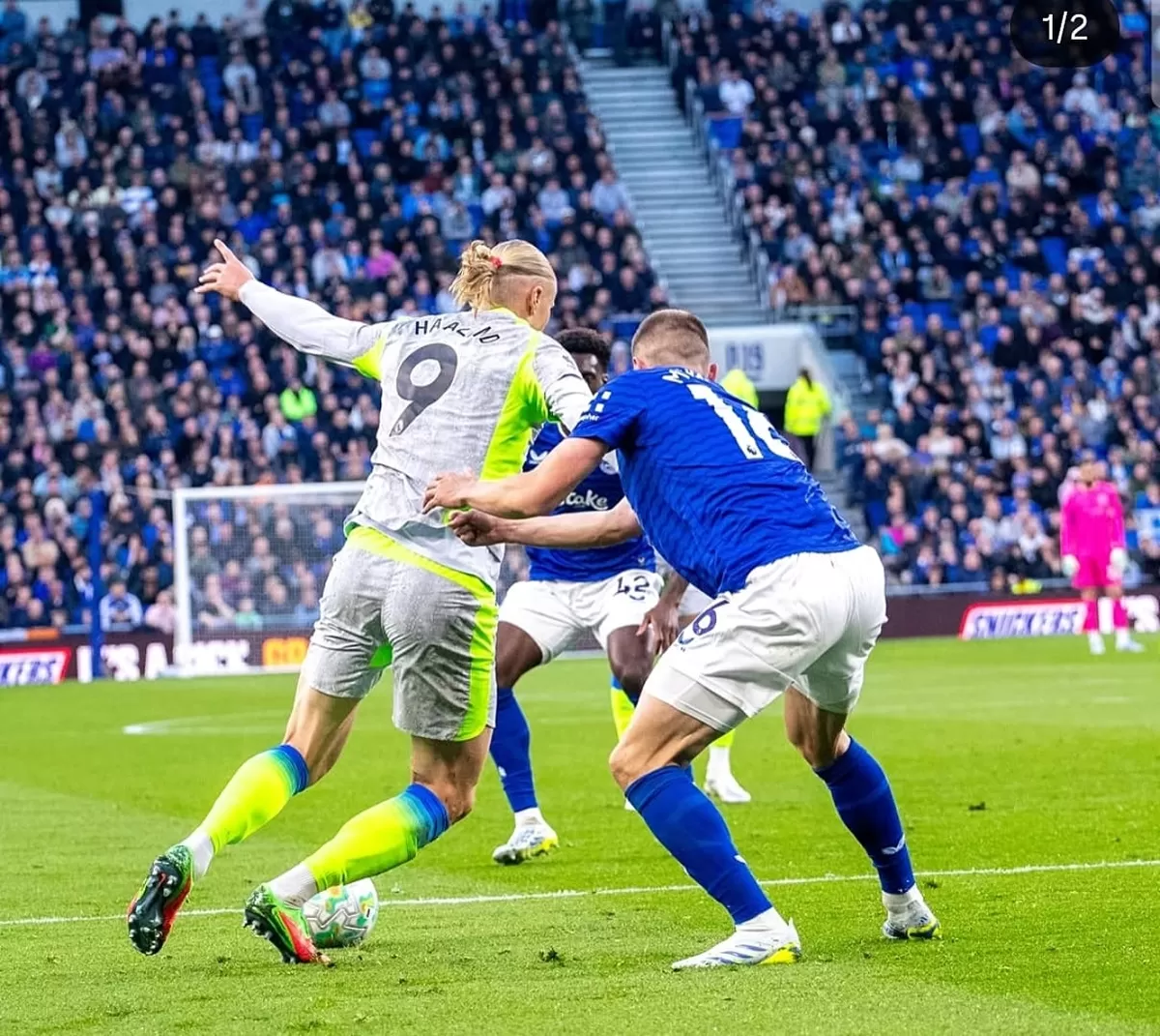 Suasana pertandingan Everton (biru, putih) melawan Manchester City (abu-abu). (Instagram @mancity)