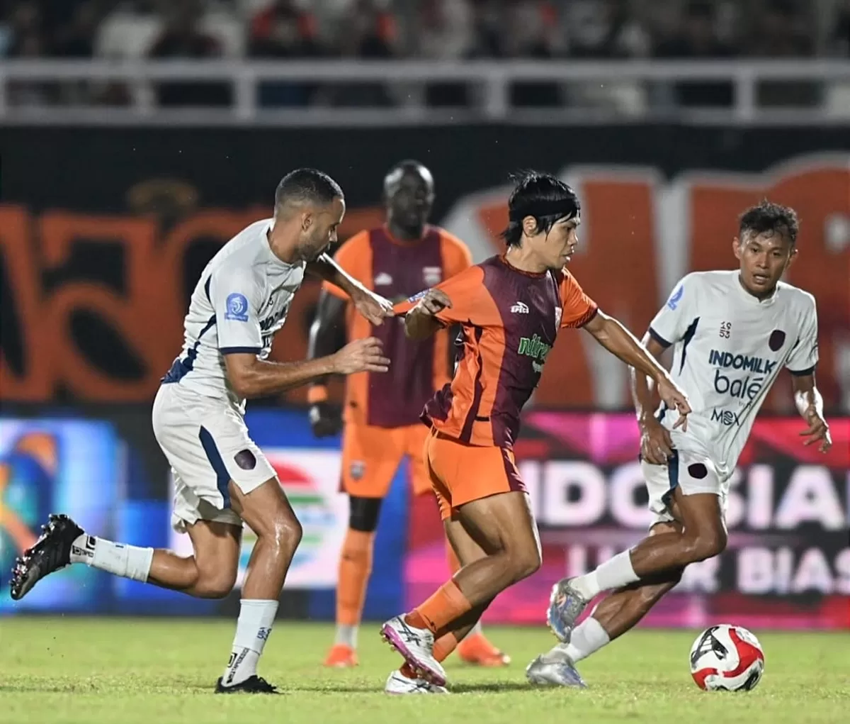 Suasana pertandingan Borneo FC (merah, oranye) melawan Persita Tangerang (putih-putih). (Instagram @borneofc.id)