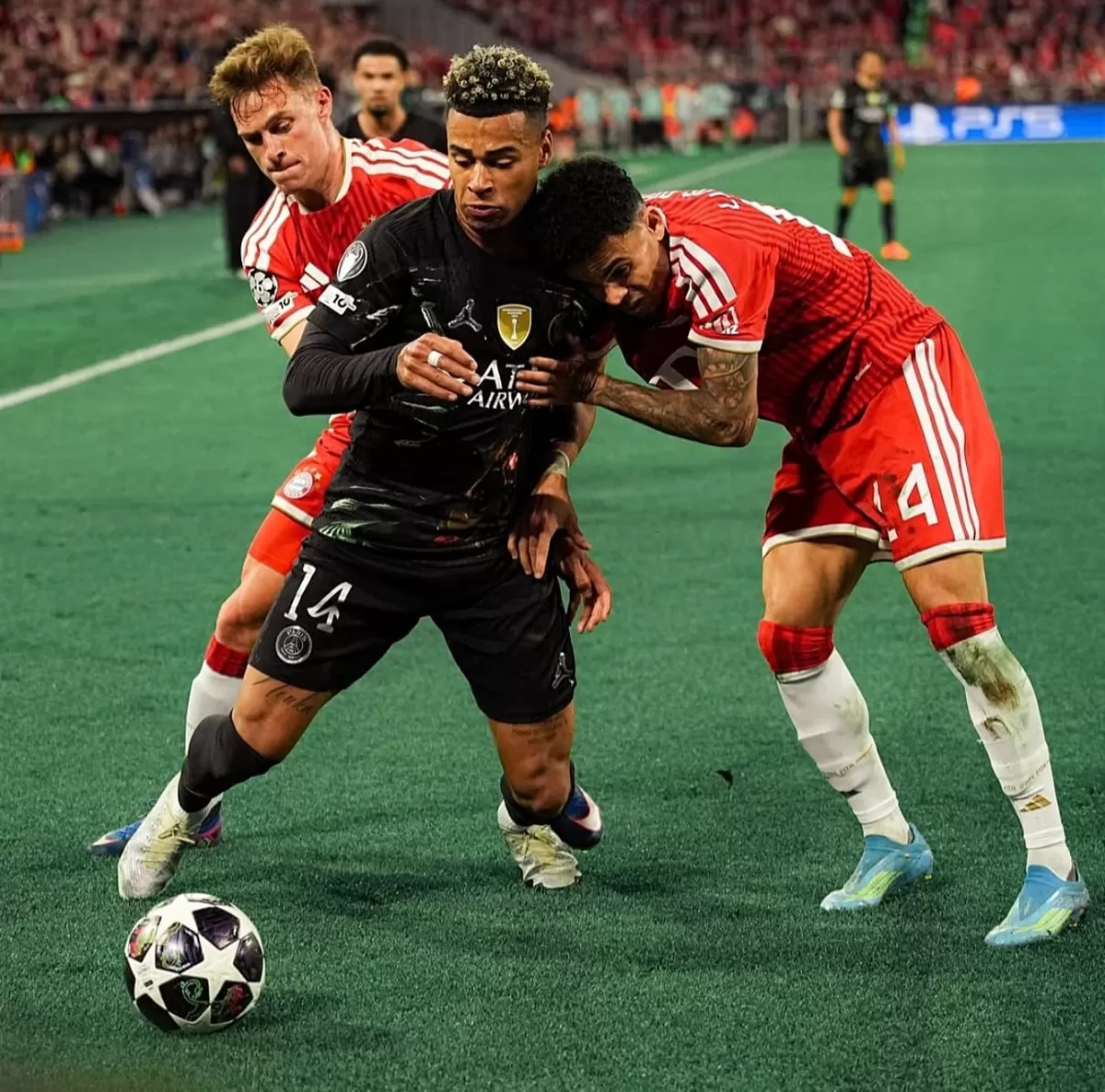 Suasana pertandingan Bayern Muenchen (merah-merah) melawan Paris Saint Germain (hitam-hitam). (Instagram @psg)