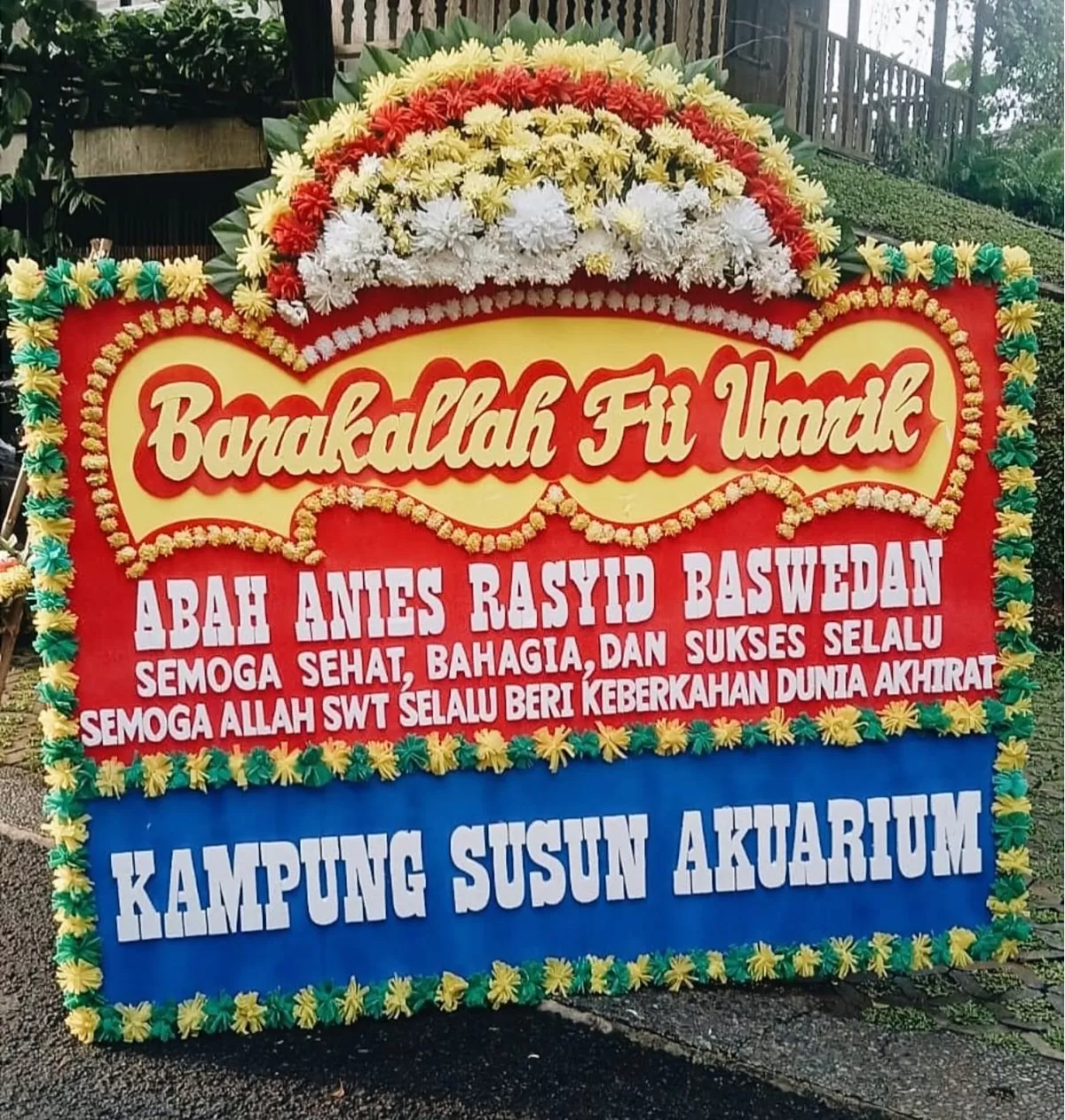 Karangan bunga dari warga Kampung Susun Aquarium untuk Anies Baswedan yang berulang tahun. (Instagram @aniesbaswedan) 