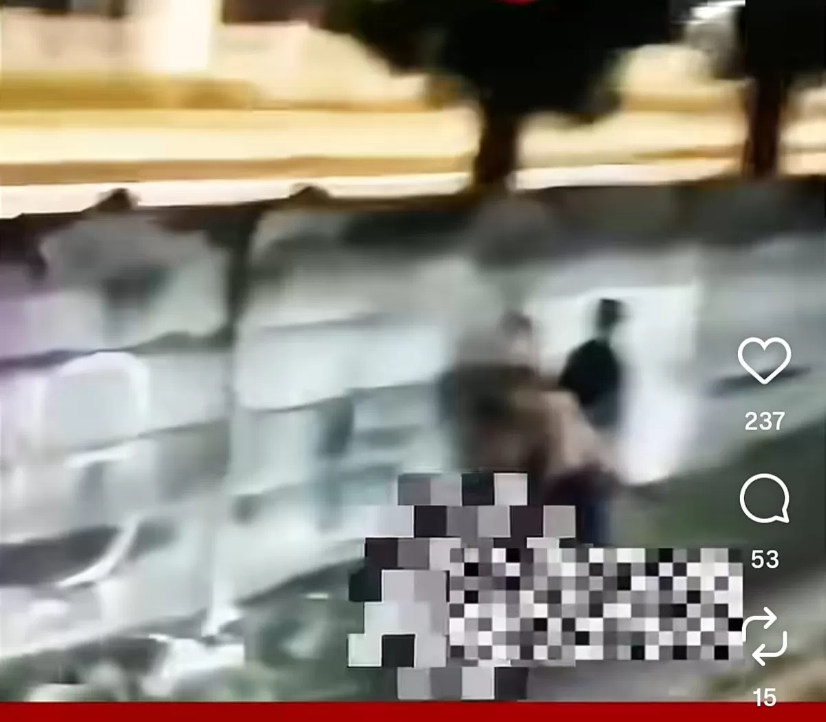 Dua manusia bercinta di tepi rel kereta di Jatinegara, Jakara Timur. (Instagram @korannusantara.id)