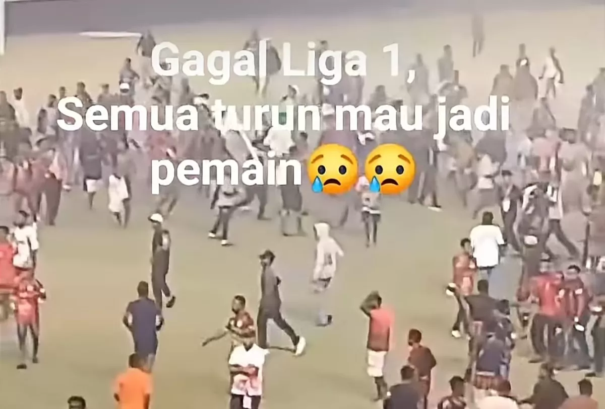 Suporter masuk ke lapangan di Stadion Lukas Enembe setelah Persipuara Jayapura gagal promosi ke Liga 1 Super League. (Instagram @suksesbola)