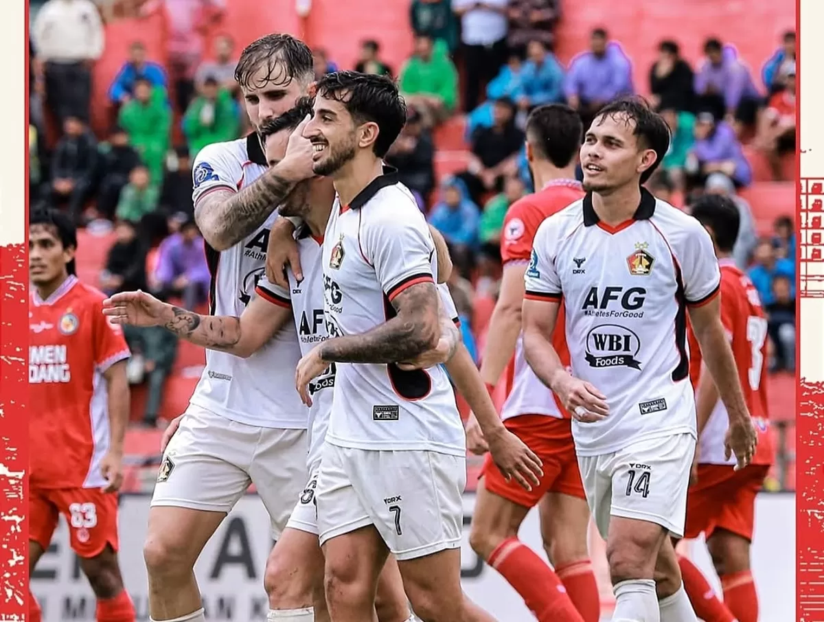 Pemain Persik Kediri merayakan gol mereka ke gawang Semen Padang. (Instagram @persikofficial)