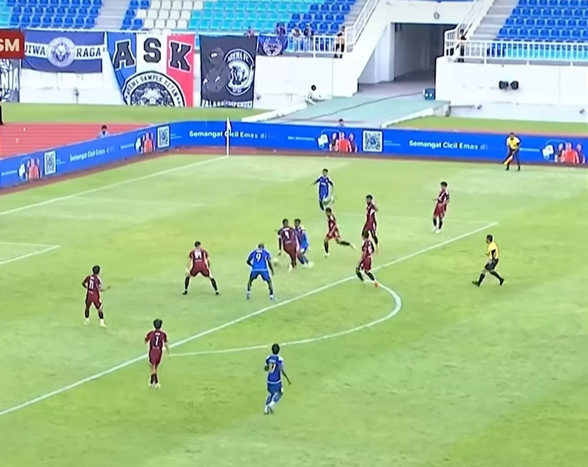 Suasana pertandingan Arema FC (biru) melawan PSM Makassar (merah). (Instagram @aremafcofficial)
