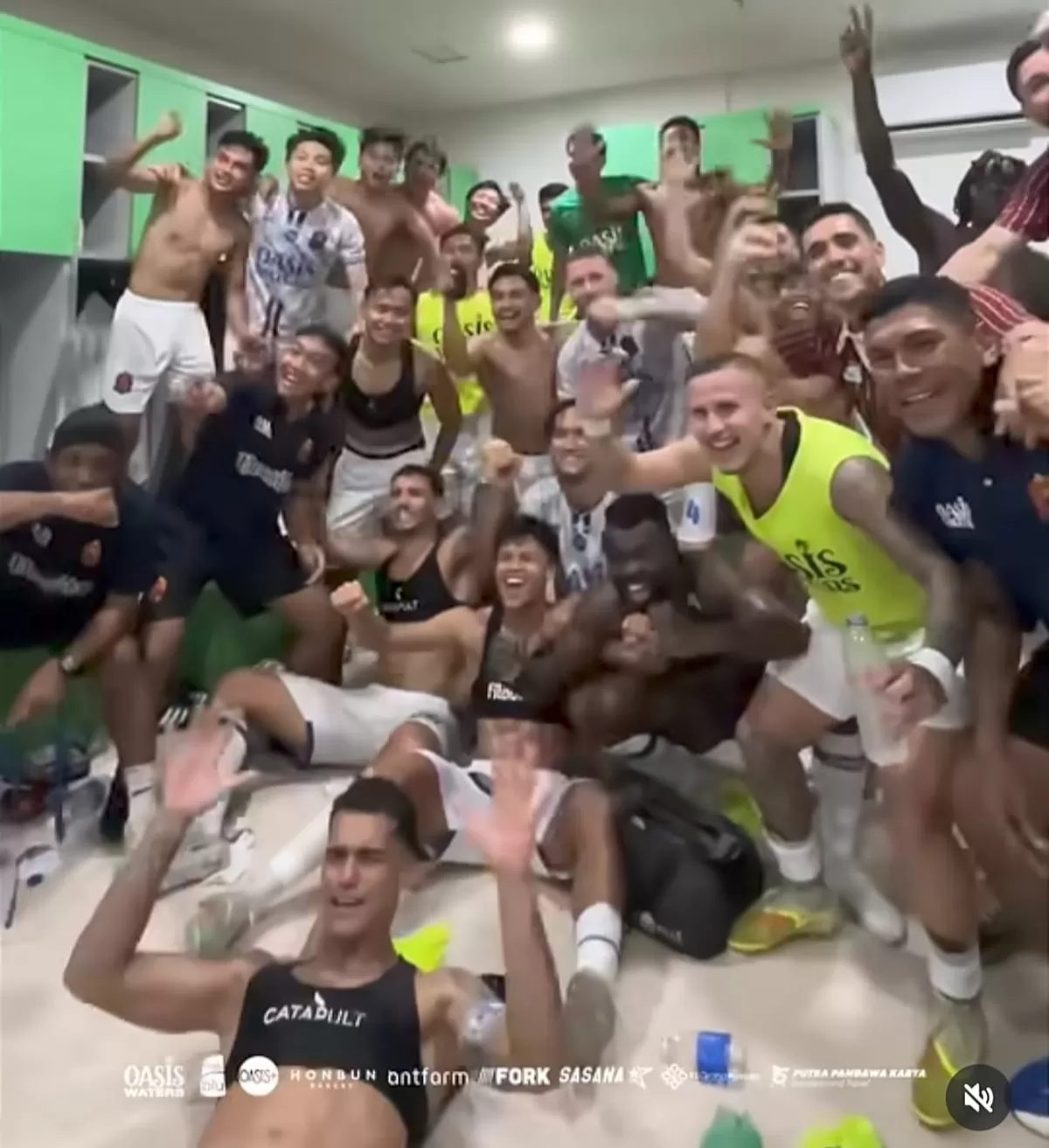Pemain Persijap Jepara merayakan kemenangan mereka melawan Persita Tangerang sekaligus bertahan di Super League musim depan. (Instagram @persijap_jepara)