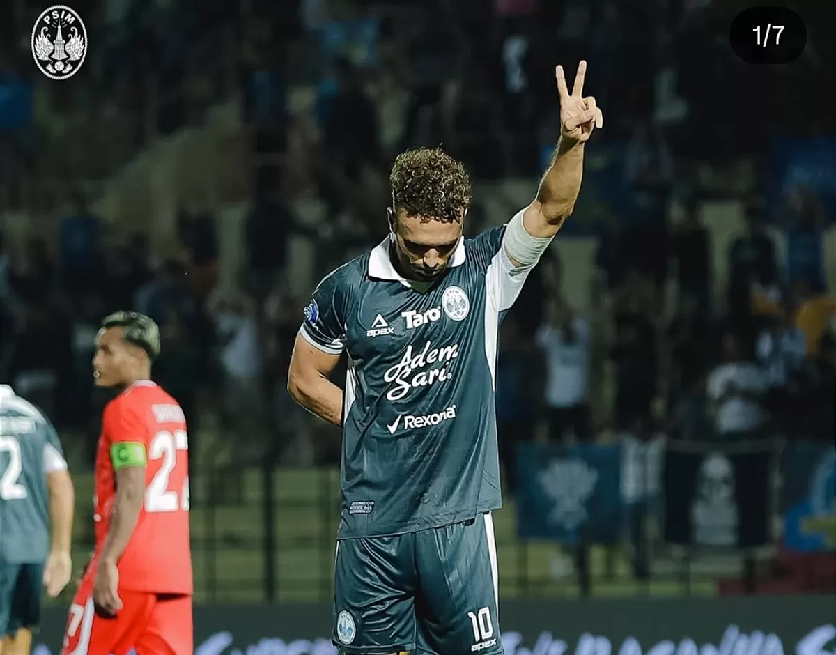 Pemain PSIM Yogyakarta Ze Valente setelah mencetak gol mellaui tendangan penalti ke gawang Malut United. (Instagram (Instagram @psimjogja_official) 