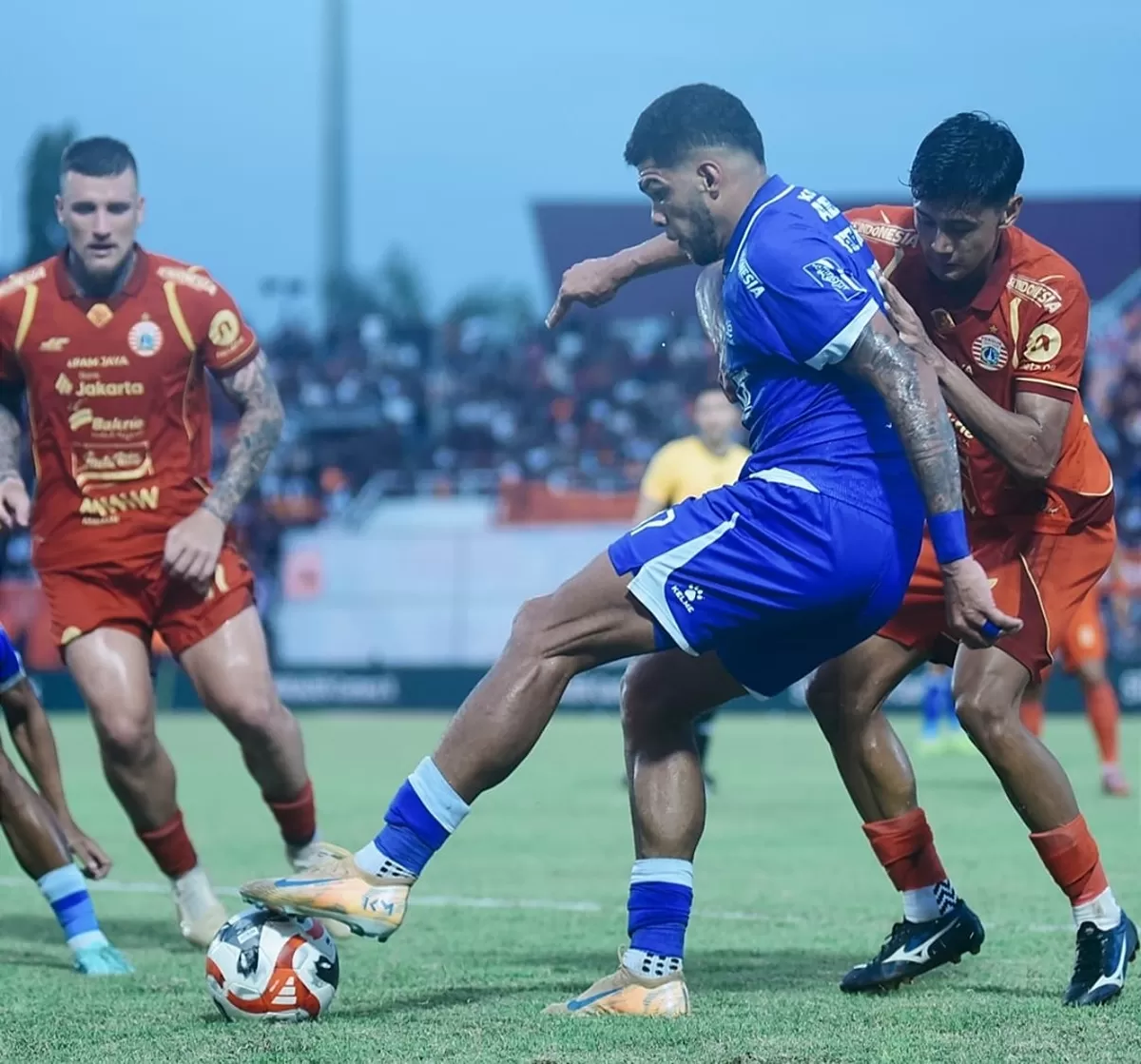 Suasana pertandingan Persija Jakarta (merah) melawan Persib Bandung (biru). (Instagram @persib)