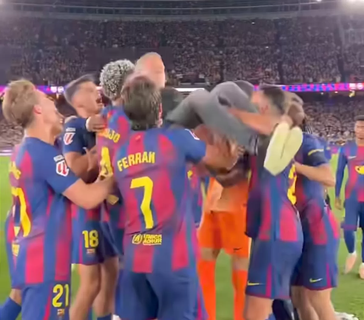 Pemain Barcelona merayakan kemenangan melawan Real Madrid sekaligus menjadi juara Liga Spanyol LaLiga 2025/2026. (Instagram @fcbarcelona)