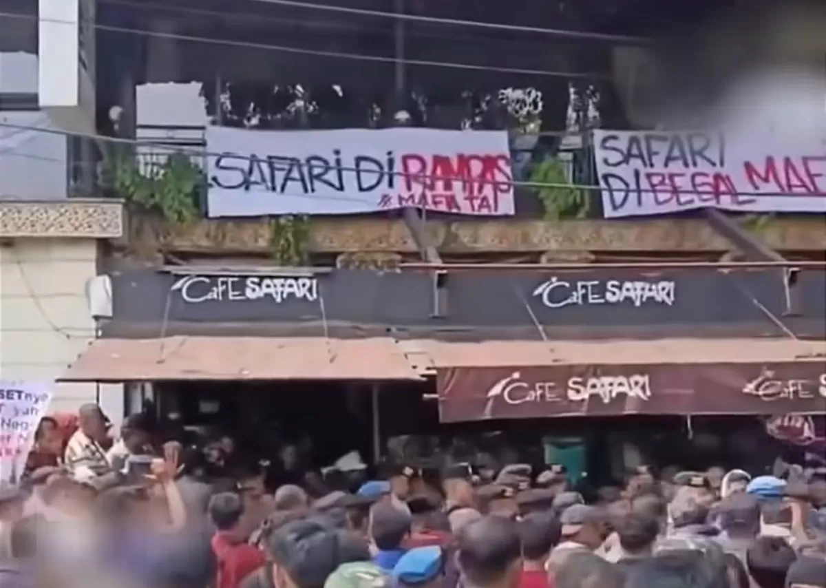 Suasana eksekusi Cafe Safari di Kabayoran Baru, Jakarta Selatan oleh pihak bank.  (Instagram @naraya.media)