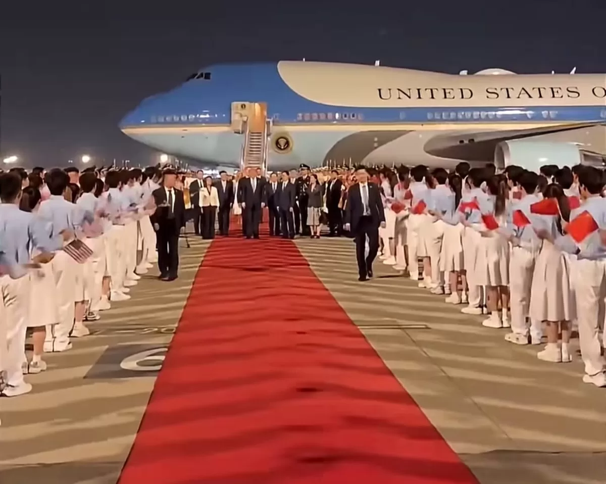 Suasana penyambutan Donald Trump setibanya di Beijing, Cina. (Instagram @globalreports.ig)
