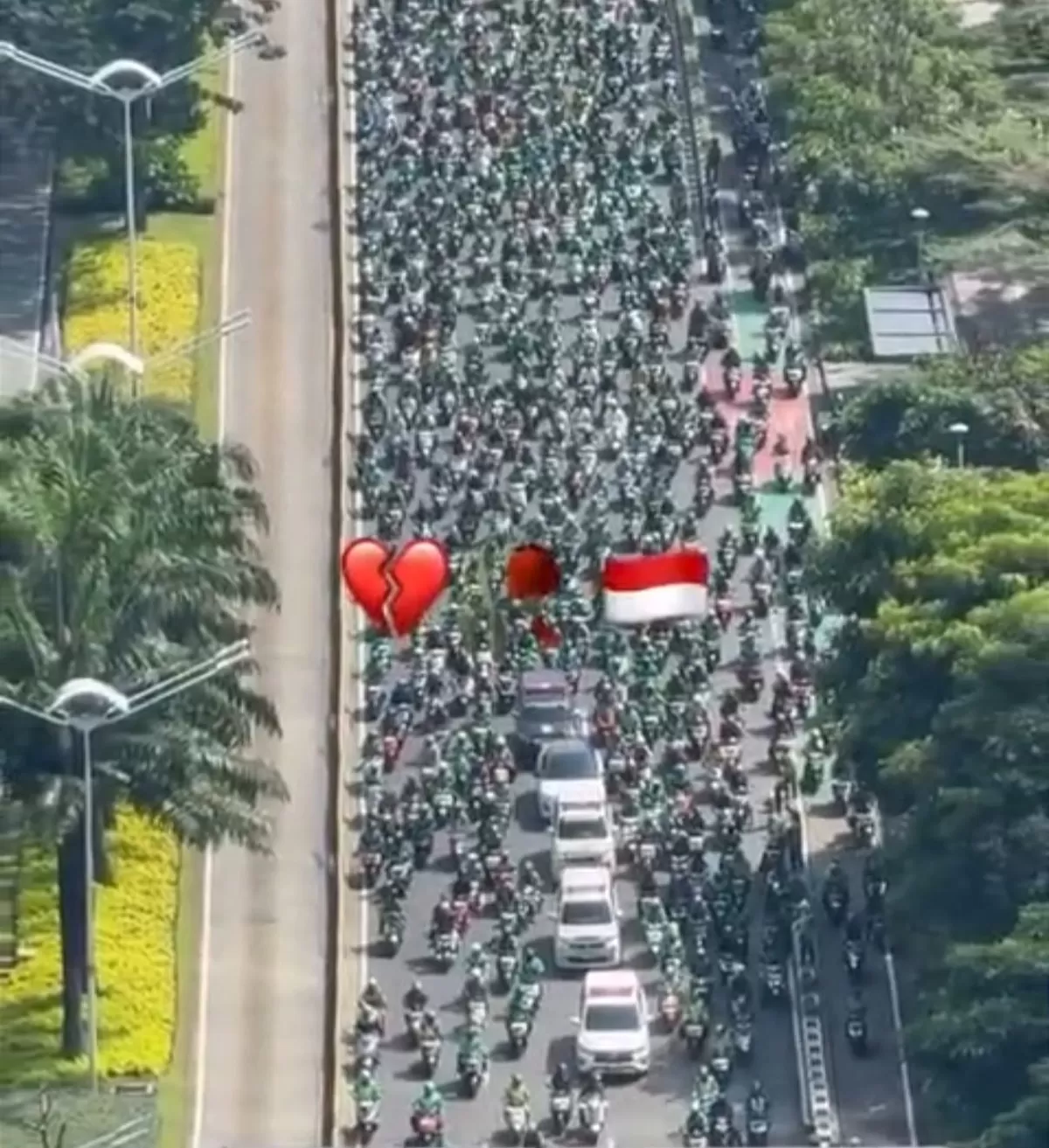 Driver Gojek mengawal Nadiem Anwar Makarim yang dibawa mobil tahanan. 