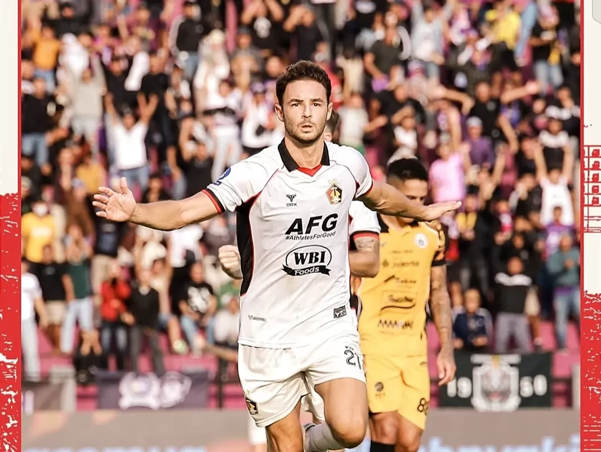 Pemain Persik Kediri Jose Enrique setelah mencetak gol ke gawang Persija Jakarta. (Instagram @persikfcofficial)