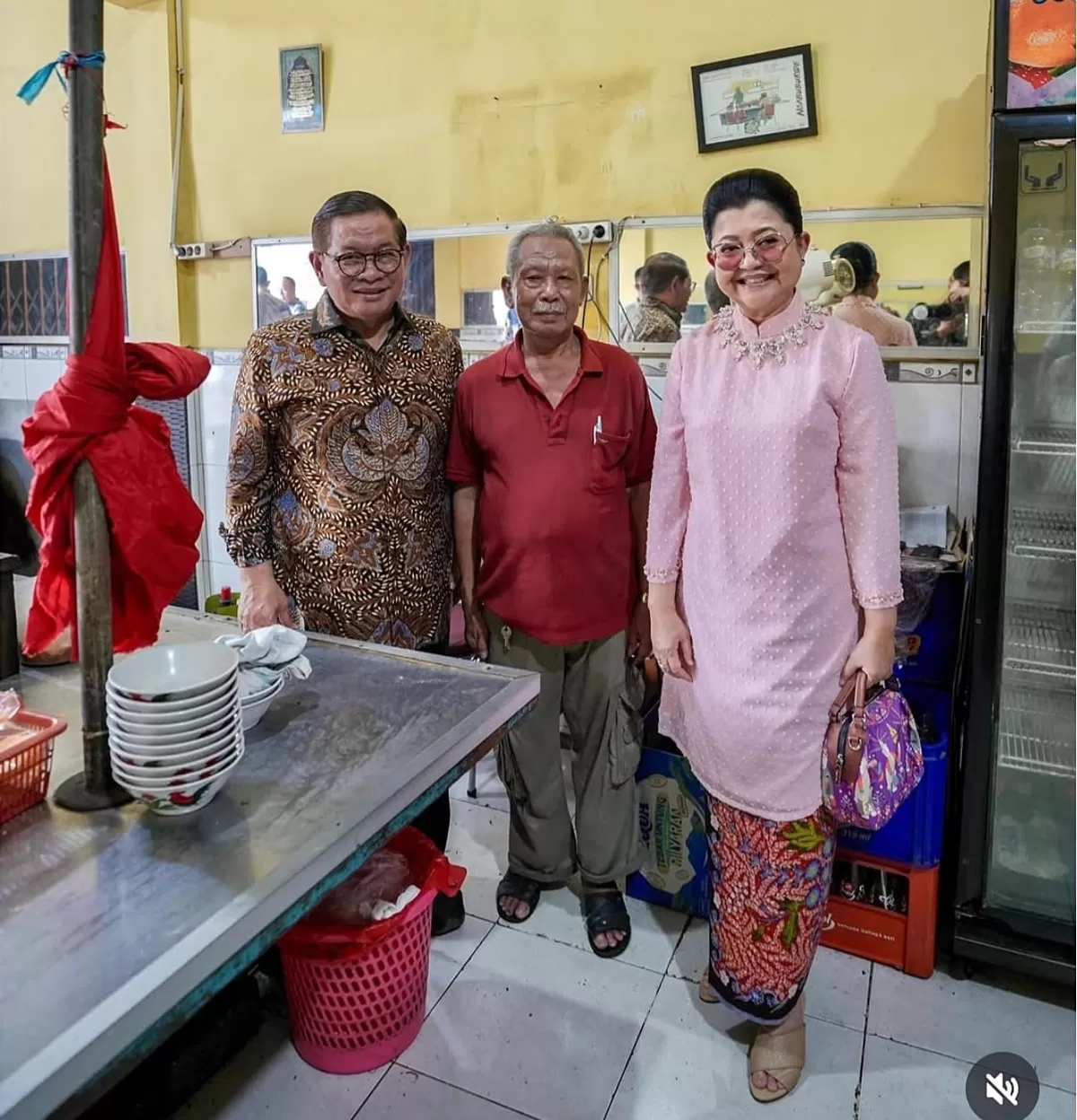 Gubernur Pramono Anung dan istrinya kulineran di kedai soto Haji Ali Zen di Jalan Otto Iskandardinata Jakarta Timur. (Instagram @pramonoanung)