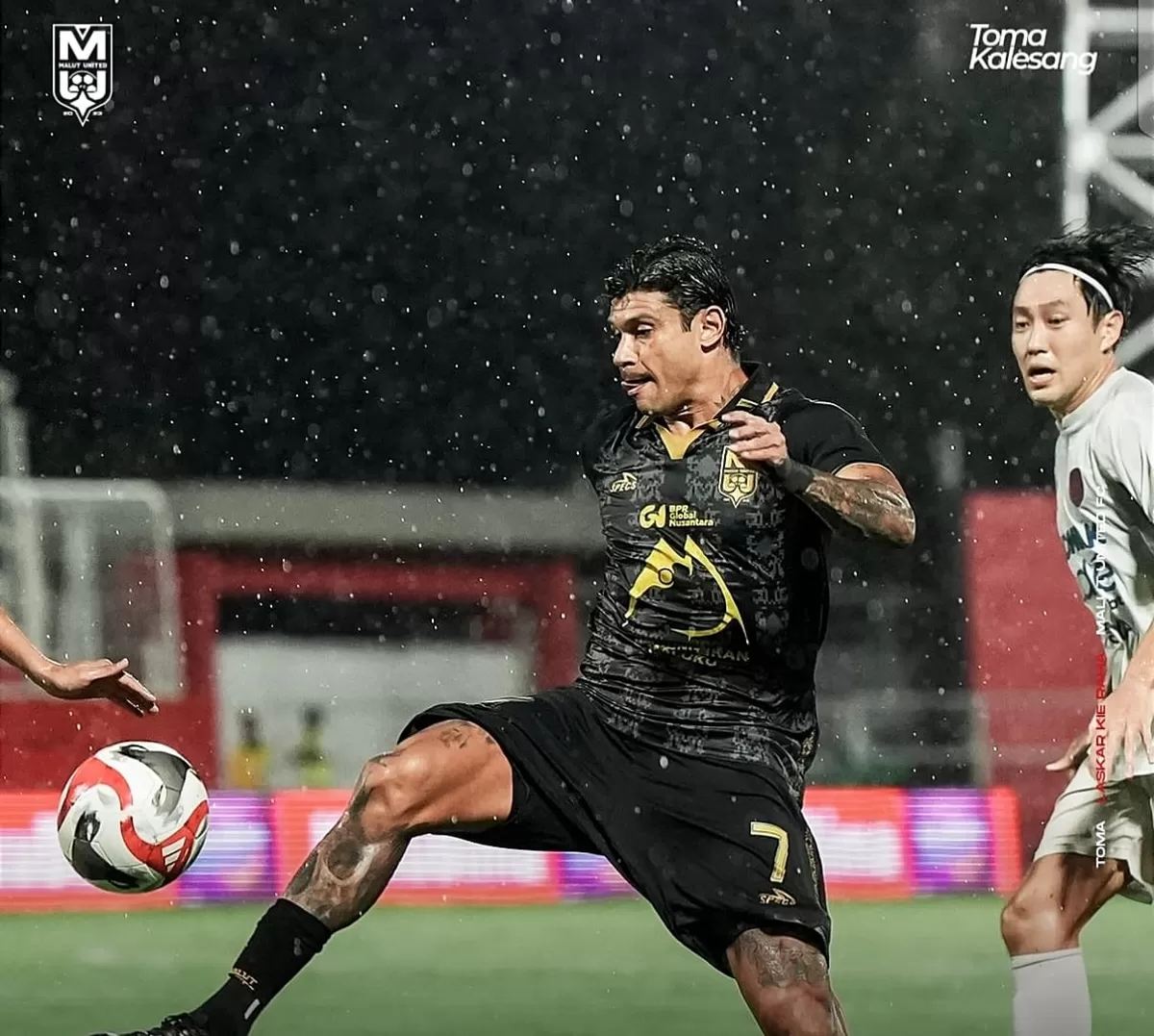 Pemain Malut United (hitam) sedang mengontrol bola ketika melawan Persita Tangerang (putih). (Instagram @malutunitedfc)