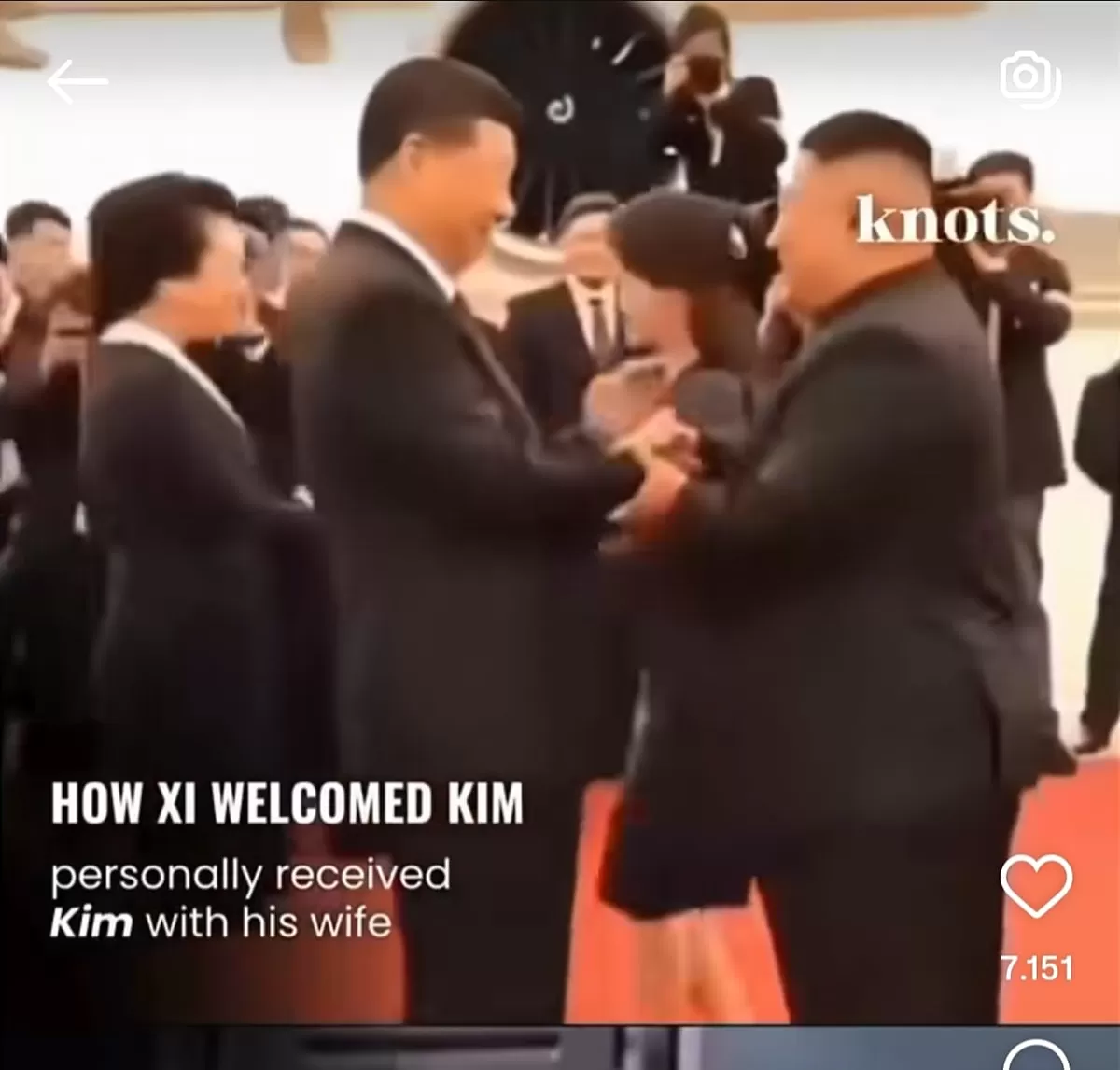 Xi Jin Ping menyalami Kim Jong Un dengan dua tangannya. (Instagram @voxnetizens)