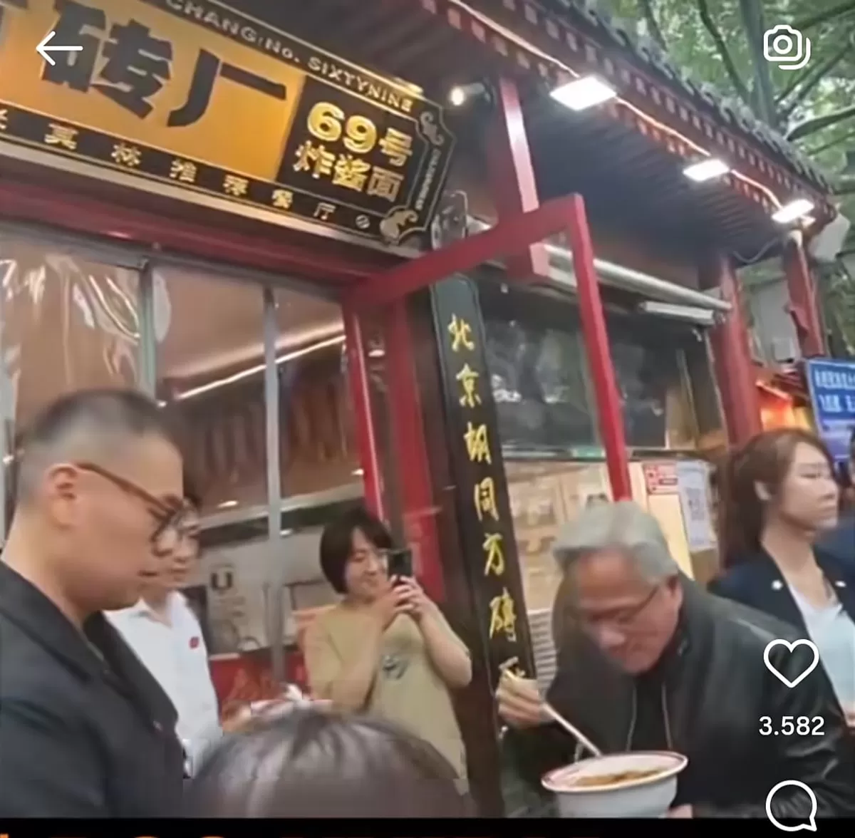 Bos perusahaan teknologi Nvidia Jensen Huang  sedang menyantap bakmi legendaris di Kota Beijing.
