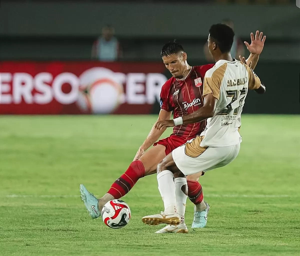 Suasana pertandingan Persis Solo (merah) melawan Dewa United (putih). (Instagram @persisofficial)