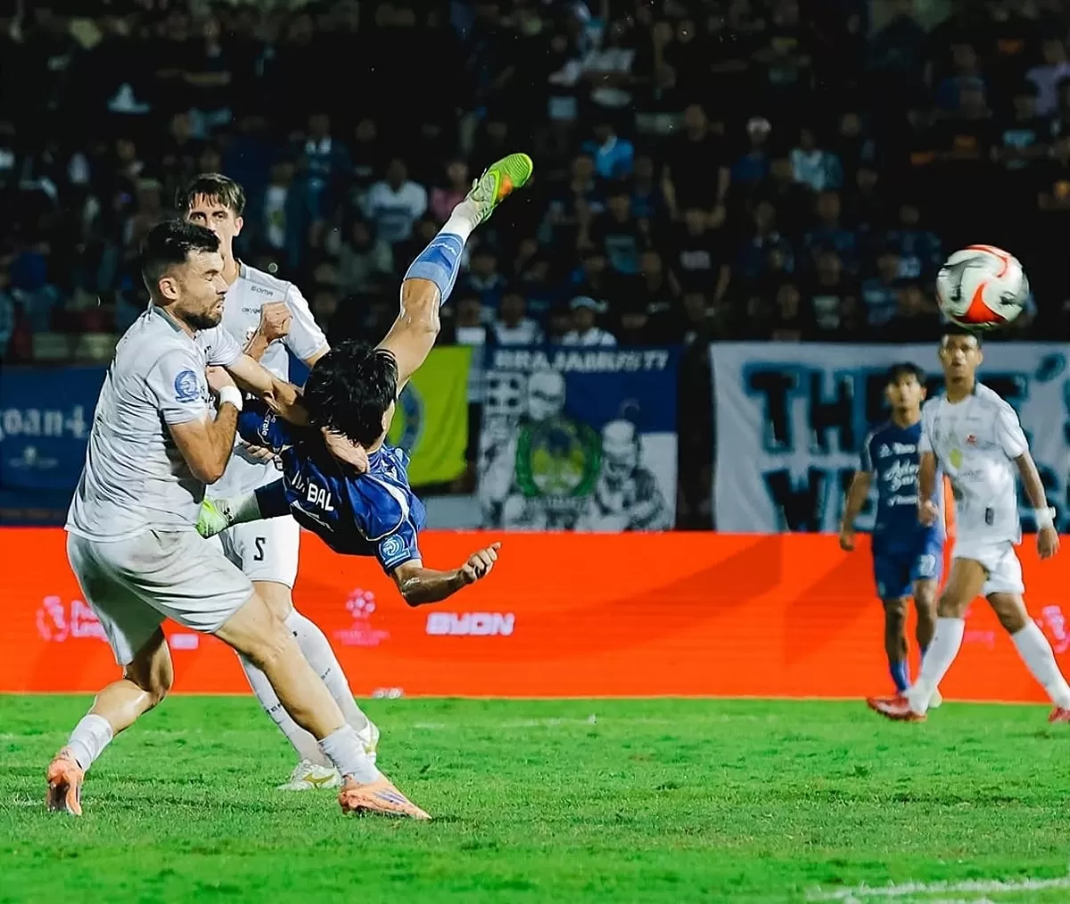 PSIM Yogyakarta (biru) menang 2-1 melawan Madura United (putih) di Stadion Sultan Agung Bantul. (Instagram @psimjogja_official)