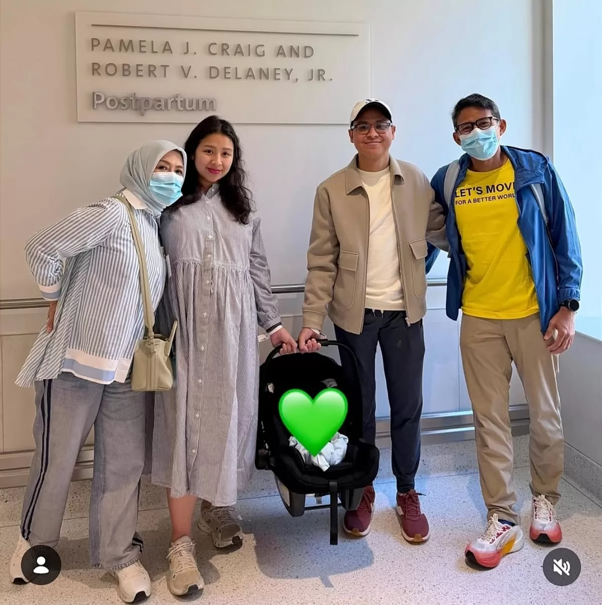 Sandiaga Uno bersama istrinya, putrinya, menantunya, dan cucunya. (Instagram @sandiuno)