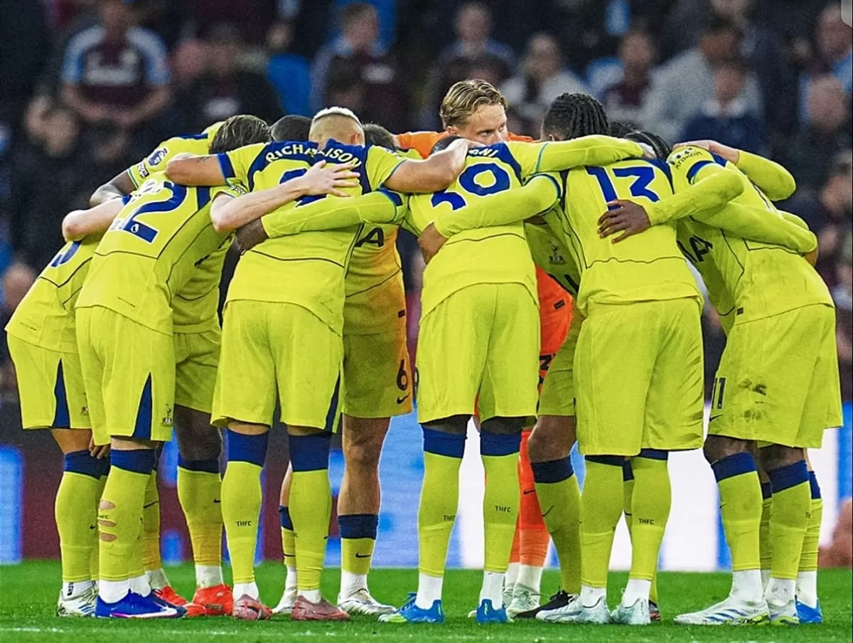 Tim Totenham Hotspur ketika akan bertanding melawan Chelsea. (Instagram @spurofficial)