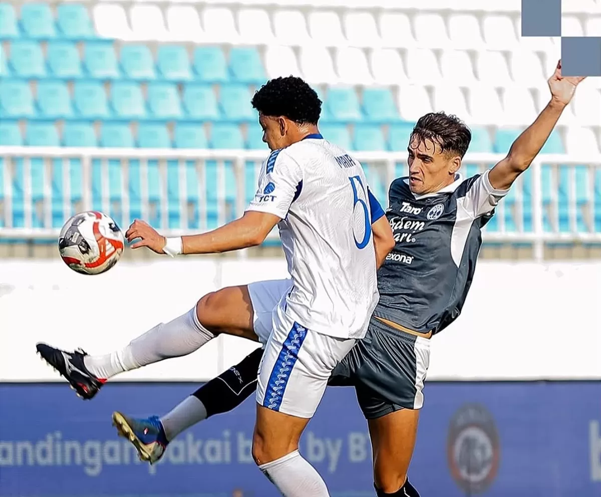 Suasana pertandingan Arema FC (putih) melawan PSIM Yogyakarta (abu-abu). (Instagram @psimjogya_official)