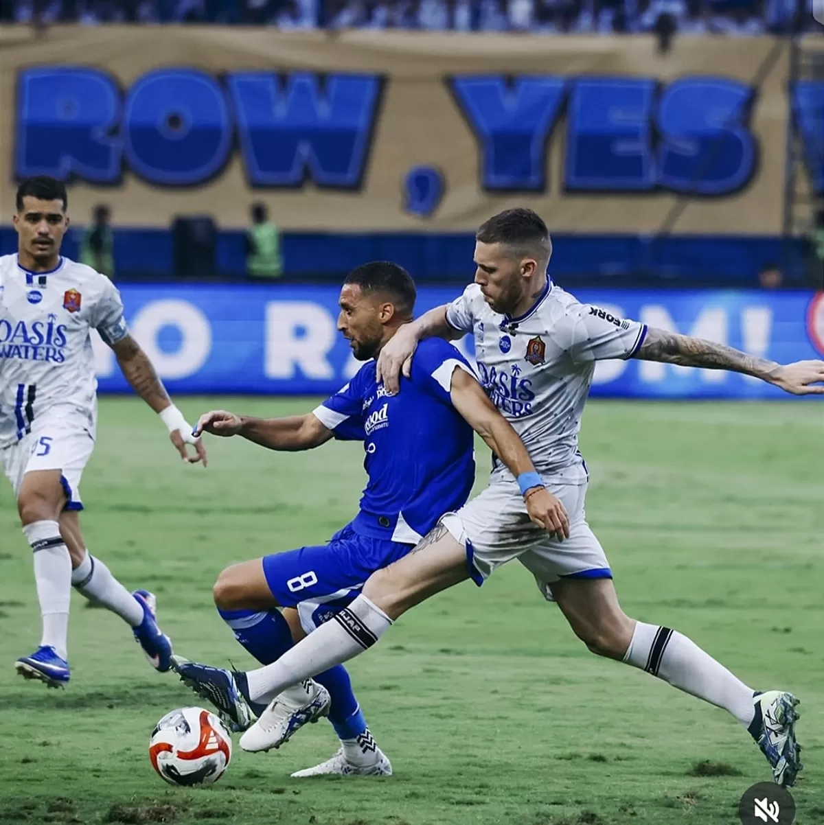 Suasana pertandingan Persib Bandung (biru) melawan Persijap Jepara (putih). (Instagram @persib)