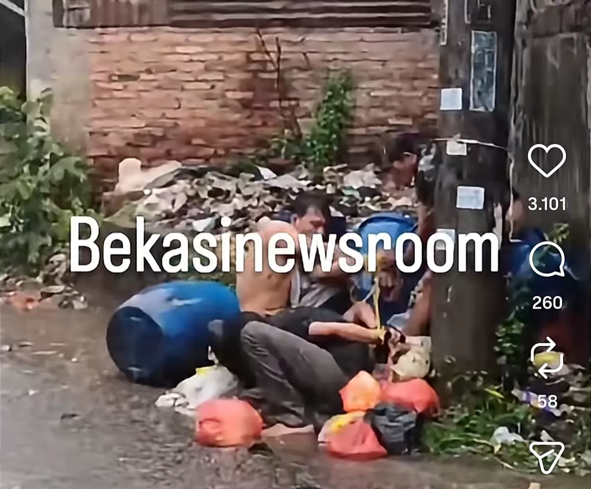 Tiga terduga pencuri kendaraan bermotor di Bekasi diikat di tiang listrik dekat tumpukan sampah.