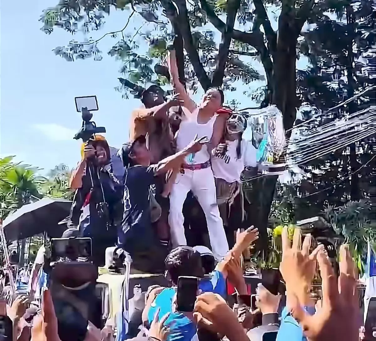 Dedi Mulyadi ikut pawai merayakan Persib Bandung menjadi juara Liga 1 Super League. (Instagram @dedimulyadi71)