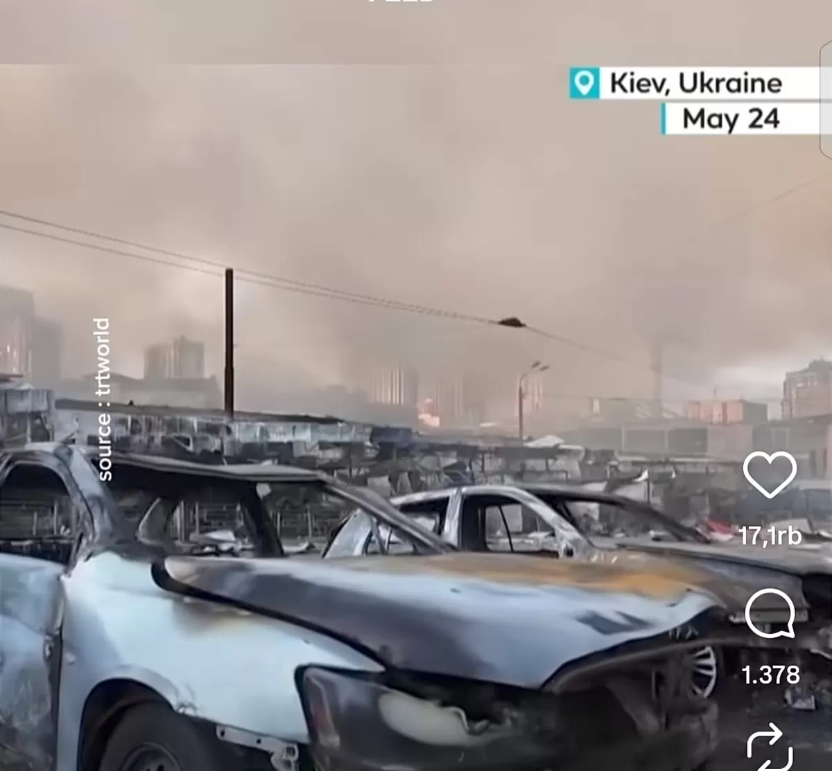 Bangunan dan kendaraan hancur terbakar terkena serangan peluru kendali dan drone Rusia. 