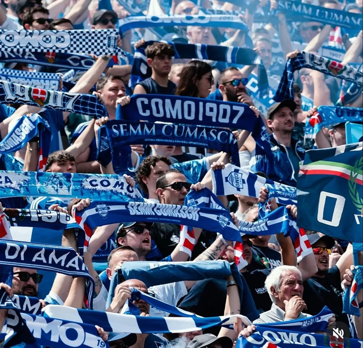 Pendukung Como 1907 bersuka cita. (Instagram @comofootball)