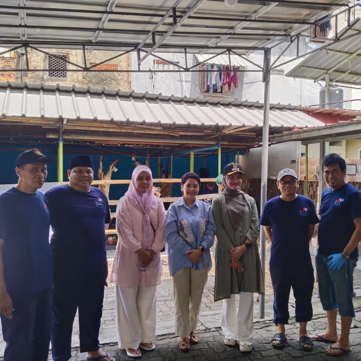 Lurah Gunung Sahari Utara Tyas Endah Suwandari dan Wakil Camat Sawah Besar Yulia Fransiska meninjau langsung kegiatan kurban di Masjid Baiturrahim  bersama Ketua DKM Iim Rusyamsi dan jajarannya.  (WartaPesona.com)