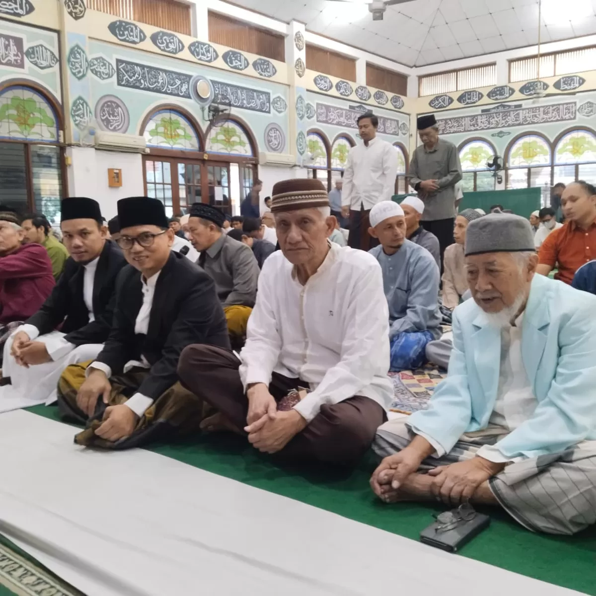 Ketua Umum Yayasan Baiturrahim Angkasa (YBA), H. Nurhamidi, Ketua Pengawas YBA , H. Sarento, Ketua DKM Baiturrahim, Iim Rusyamsi bersama Khatib Shalat Idul Adha 1447, Ustadz Umar Hamid, S.Pd.I dengan judul Khutbah 'Idul Adha ditengah Krisis Ego dan Terkikisnya Empati Sosial'. (WartaPesona.com)