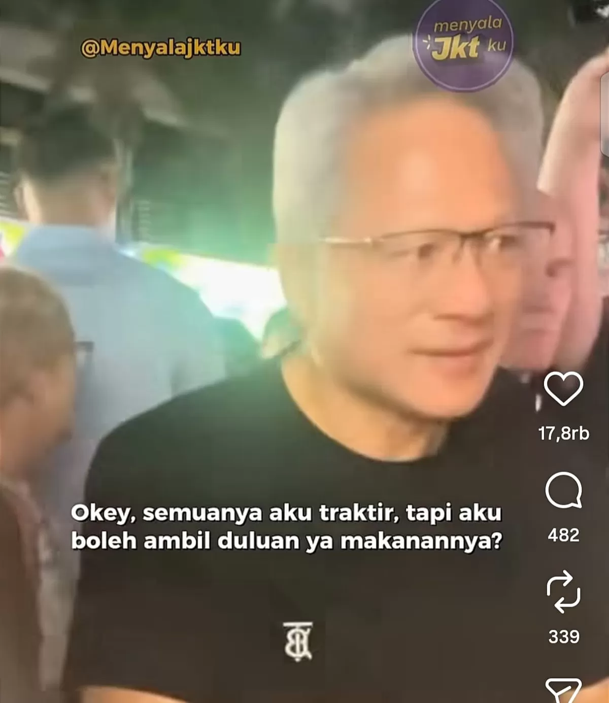 Jensen Huang sedang mengantre membeli jagung bakar di Taipei, Taiwan. (Instagram @menyalajktku)