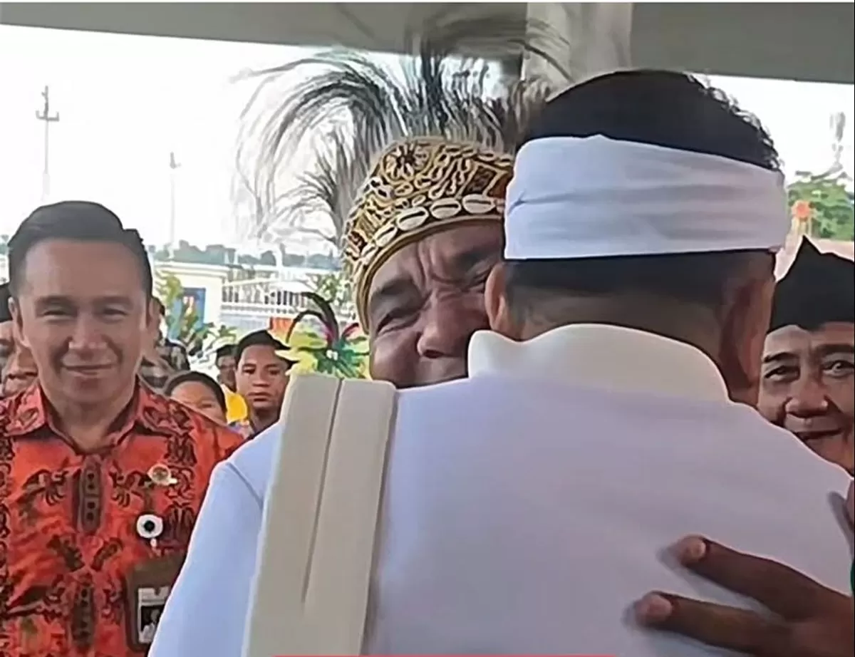 Dedi Mulyadi (tampak punggung) disambut tokoh Papua.