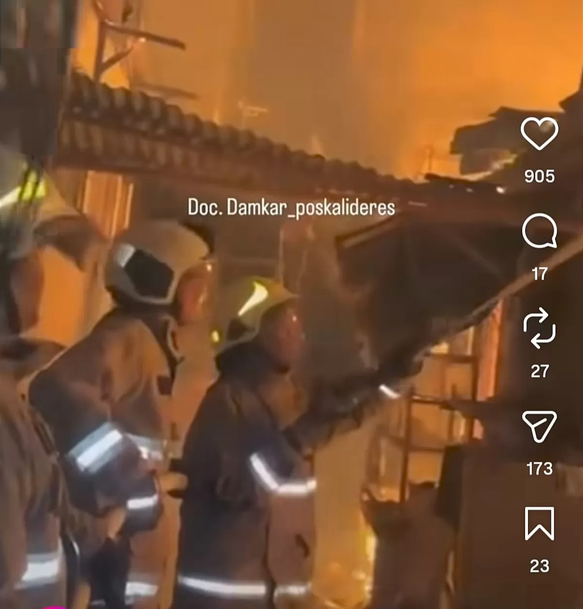 Petugas pemadam menyemprotkan air ke objek yang terbakar. (Instagram @jakbarviral)
